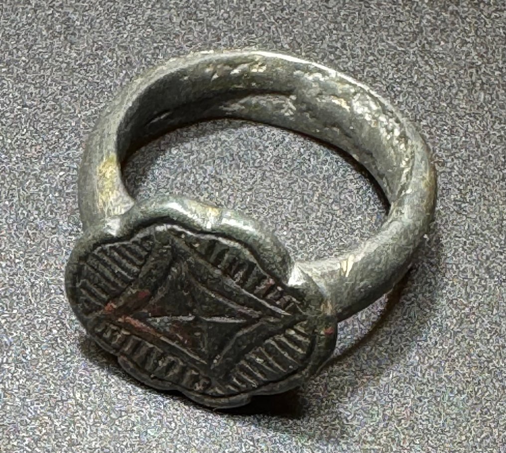 中世紀，十字軍時代 青銅色 完整的环内有一个十字架的图像，位于一个菱形的、发光的星星（伯利恒之星）内部。 #2.1