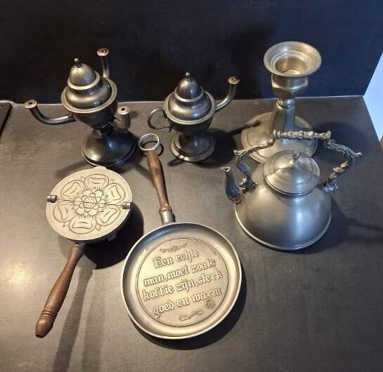 Τσαγιέρα (7) - 6 μεταλλικά αντικείμενα + Βιβλίο: Κουτιά μέσα στους αιώνες (1954) - Μεταλλικό σε χαρτί #1.0