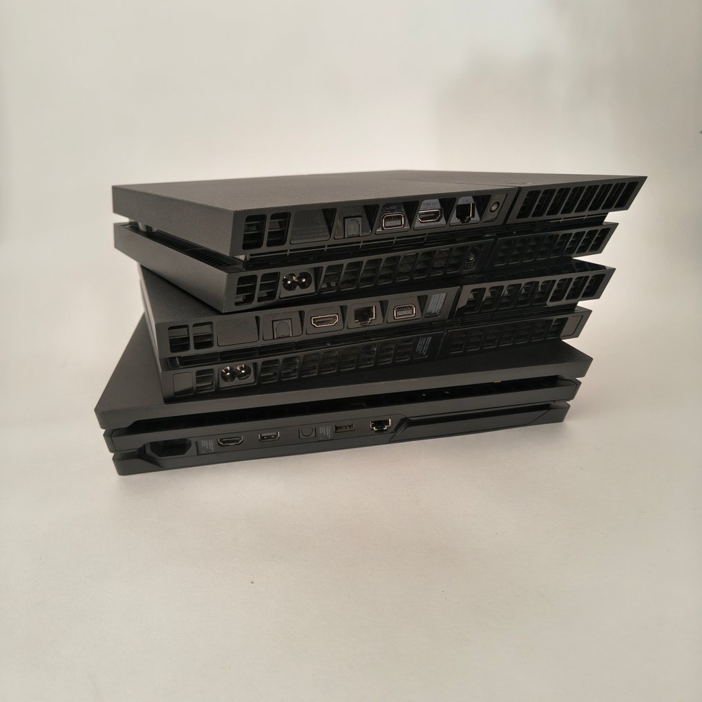 Sony - Playstation 4 (PS4) - 3 consoles, 11 games, 4 controllers - Videopelikonsoli #1.0