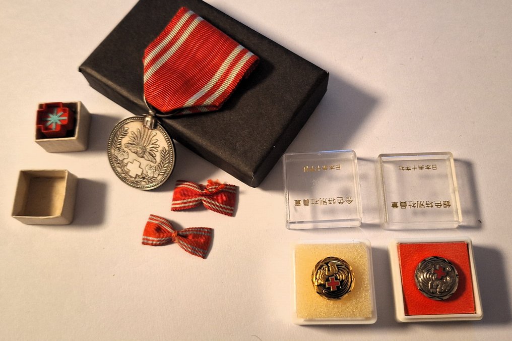 日本 - 奖章 - Three Japanese Imperial Red Cross Medals 1941 with ribbon, three badgepins and boxes(complete set) #1.0