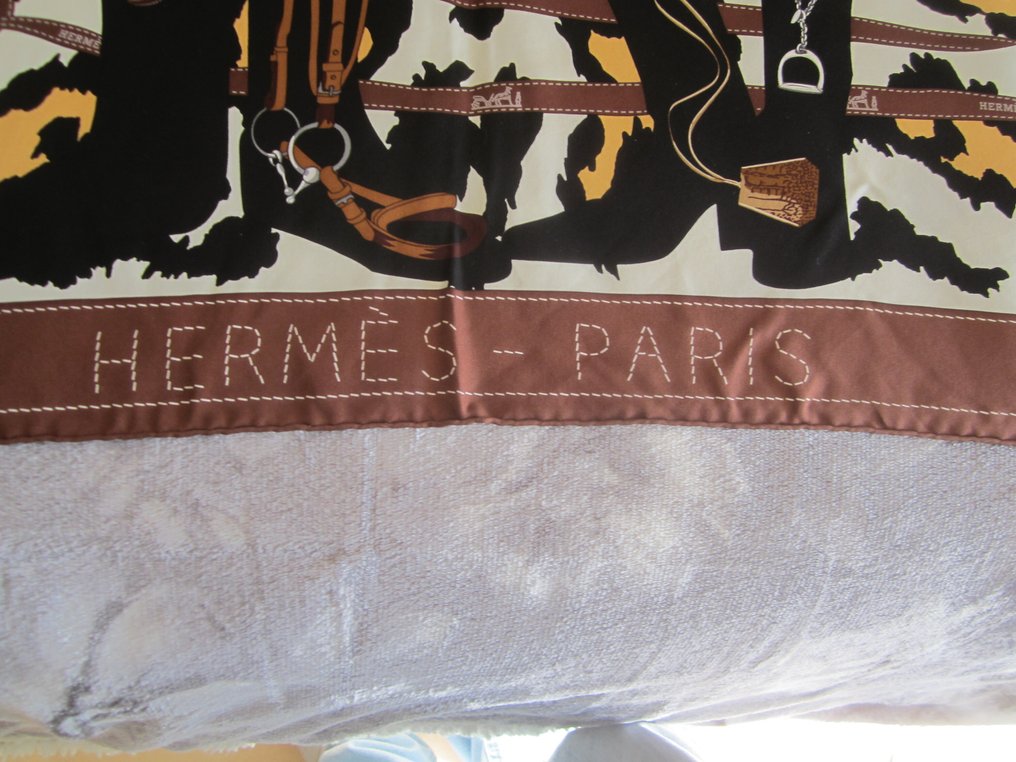 Hermès - MONSIEUR MADAME DE BALI BARRET SOIE - Φουλάρι #2.1