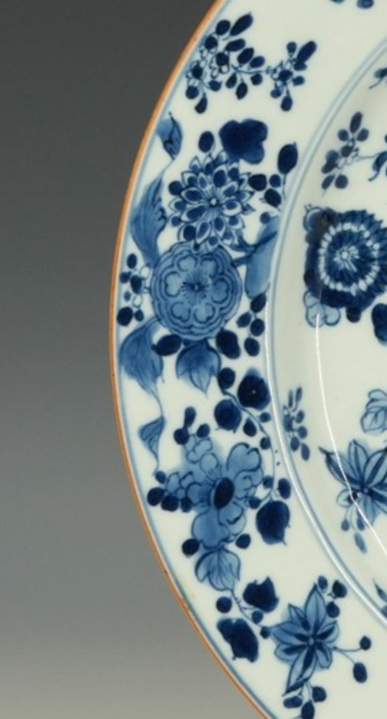 Ένα μεγάλο, πολύ όμορφο, μπλε-λευκό κινέζικο πιάτο πορσελάνης με διακοσμητικό μοτίβο λουλουδιών, - Πορσελάνη - Κίνα - Kangxi (1662-1722) #3.2