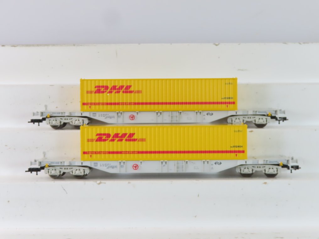Fleischmann H0轨 - 97 5245K - 模型火车货车组 (1) - 两件套货车，配备四轴集装箱运输车，带有载荷和印有“DHL”的标志。 - NS #1.0