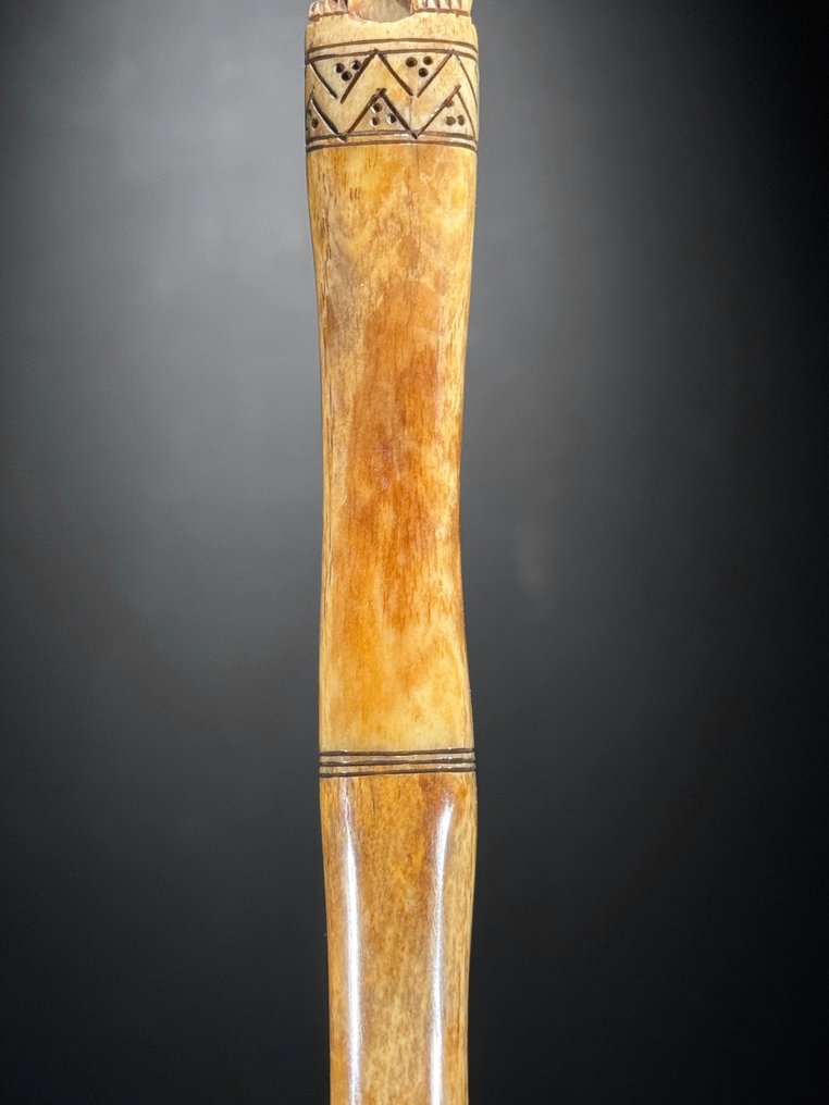 无底价 - 精美的Sumba骨制雕像，配有定制底座。 骨頭 - Bovine - 49 cm - 8 cm - 8 cm- 非《瀕臨絕種野生動植物國際貿易公約》物種 -  (1) #3.2