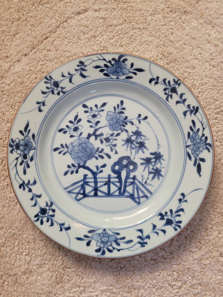 Una serie de tres platos de porcelana china azul y blanca, Qianlong, siglo XVIII. - Porcelana - China - Qianlong (1736-1795) #3.2