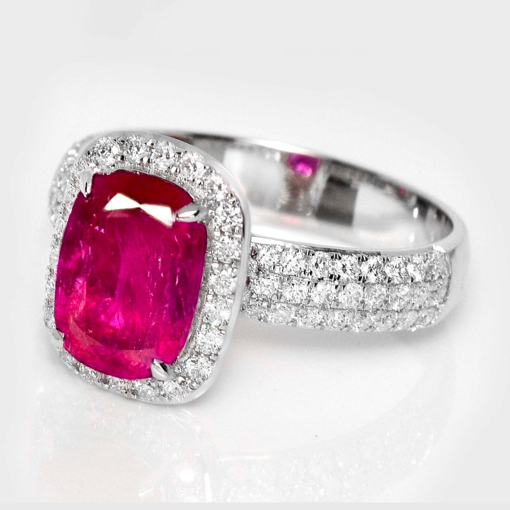 Fără preț de rezervă - Inel - 18 ct. Aur alb, GIA 2,69 ct Neîncălzit, Violet-Rosu Intens -  3.32ct. tw. Rubin - Diamant #2.1