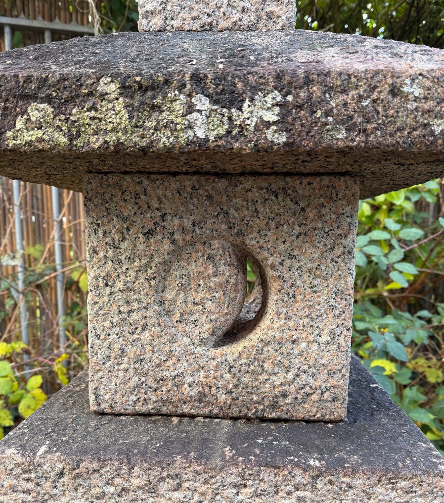 埋藏的花园灯笼、活け込み燈籠(ikekomi’dôrô)、基督徒灯笼(Kirishitan’dôrô) - 石, 花崗岩 - 日本 - 19世纪(晚江户时代/明治早期) #1.0
