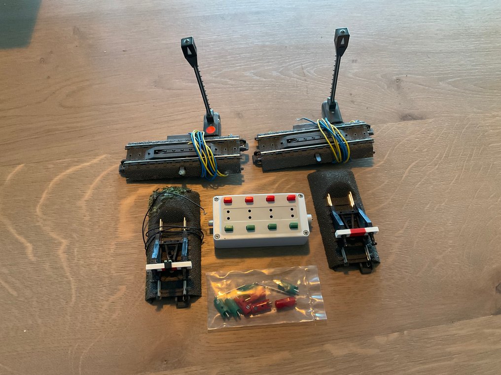 Märklin H0 - 24997/74997 - Σετ σιδηρόδρομου μοντελισμού (7) - C-rails αποσυνδετήριες ράγες με φωτιστικά στηρίγματα και εξαρτήματα. #1.0