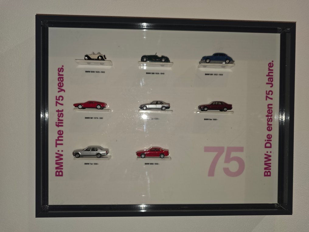 Brekina, Herpa, Wiking 1:87 - Modellino di auto  (8) - BMW 75 Jahre Schaukasten - Vitrine mit ALU Rahmen und Plexiglasscheibe - Limited Edition 999 - Contenuto: 8 modelli 'BMW - i primi 75 anni', un set limitato del 1991. #2.1