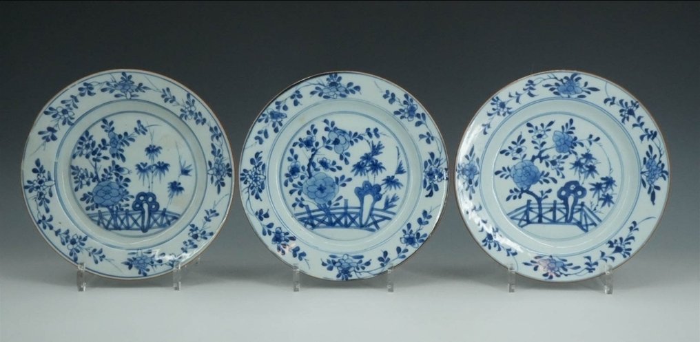 Una serie de tres platos de porcelana china azul y blanca, Qianlong, siglo XVIII. - Porcelana - China - Qianlong (1736-1795) #1.0
