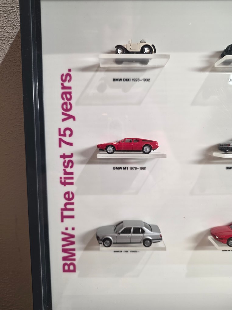 Brekina, Herpa, Wiking 1:87 - Modellino di auto  (8) - BMW 75 Jahre Schaukasten - Vitrine mit ALU Rahmen und Plexiglasscheibe - Limited Edition 999 - Contenuto: 8 modelli 'BMW - i primi 75 anni', un set limitato del 1991. #3.2