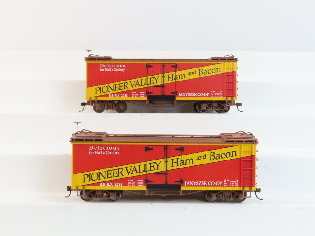 Spectrum 0n30 - o.a. 27403 - Τρένο μοντελισμού μεταφοράς εμπορευμάτων (2) - Δύο τετραξονικά "βαγόνια" με εκτύπωση "Pioneer Valley Ham & Bacon" - BBRX #1.0