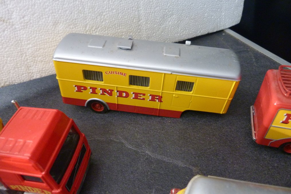 1:50 - Miniatura de carro  (10) - Flotte de véhicules de cirque Pinder en miniature - altaya #2.1