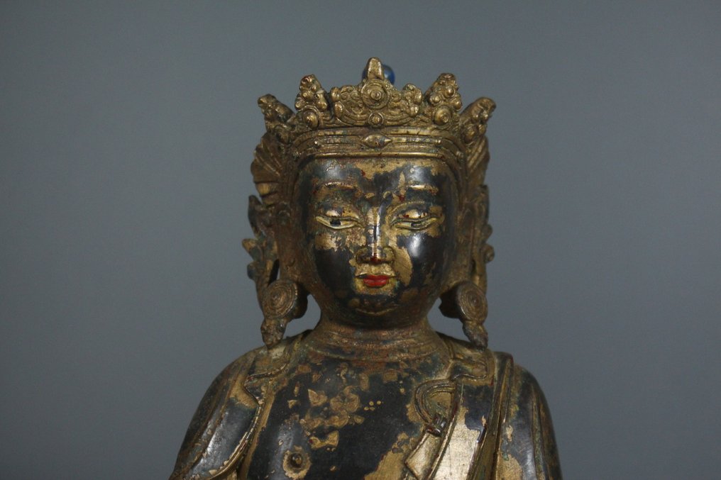 A 28cm tall crowned Shakyamuni Buddha statue. - Μέταλλο - Κίνα  (χωρίς τιμή ασφαλείας) #1.0