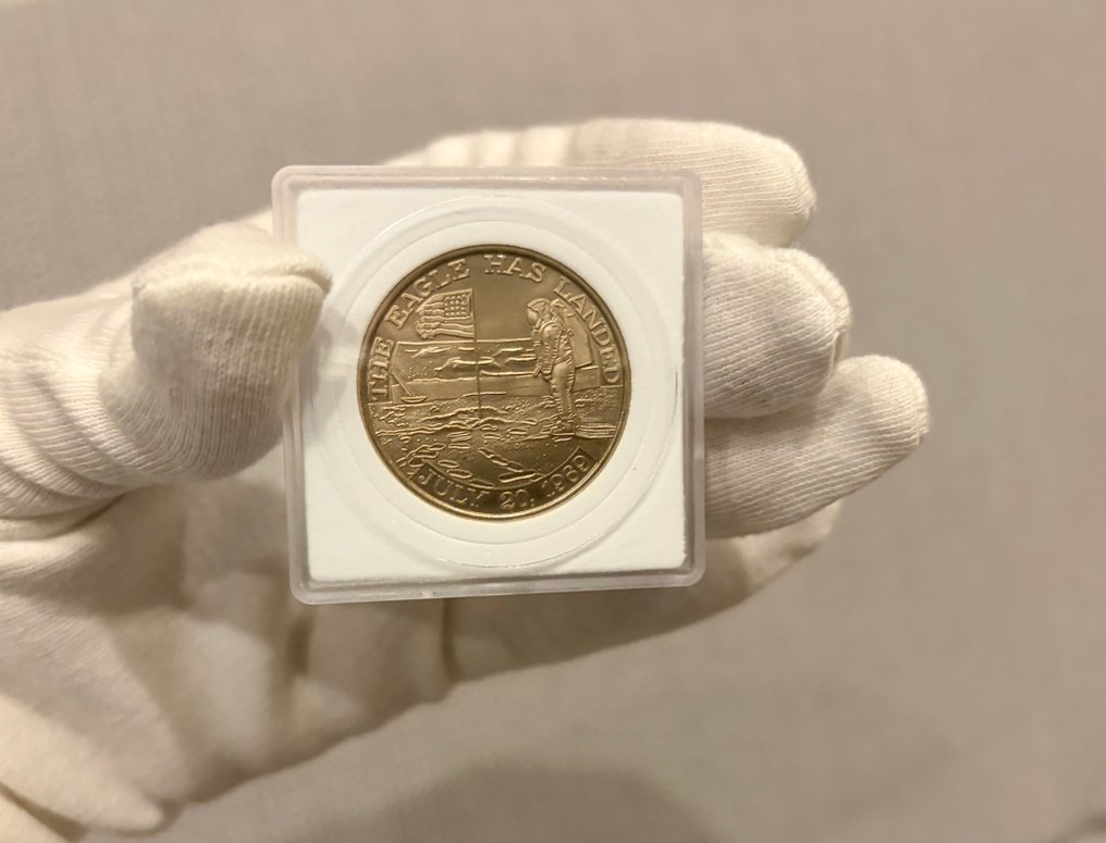 NASA Certificat et médaille commémorative de participation au programme Apollo XI - 1960-1970 - Métal volé sur la Lune #1.0