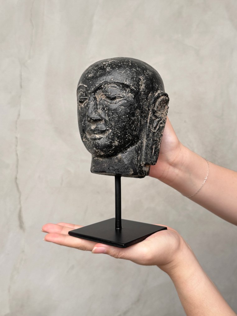 Statue, NO RESERVE PRICE - Lavastone Buddha Head on a custom stand - 22 cm - Pierre de lave - 2025 #1.0