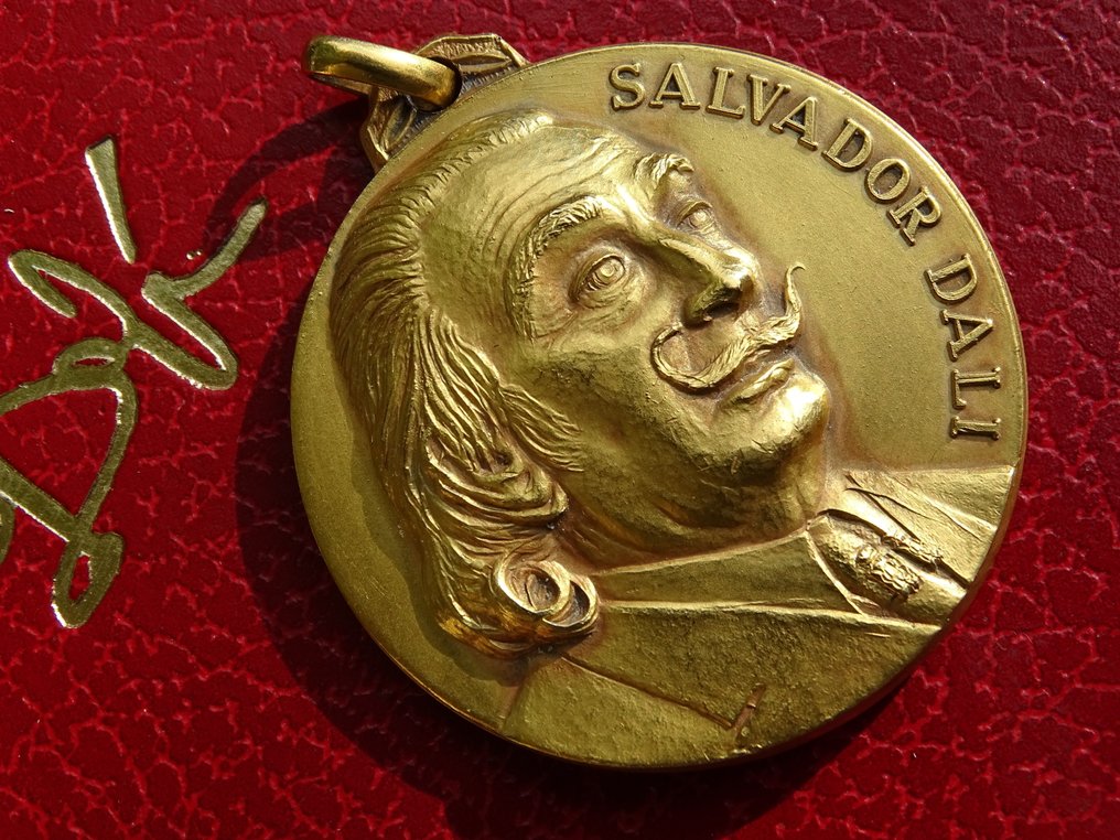 Salvador Dali (1904-1989) - Skulptur, Medallion - 4 cm - Vergoldet #2.1