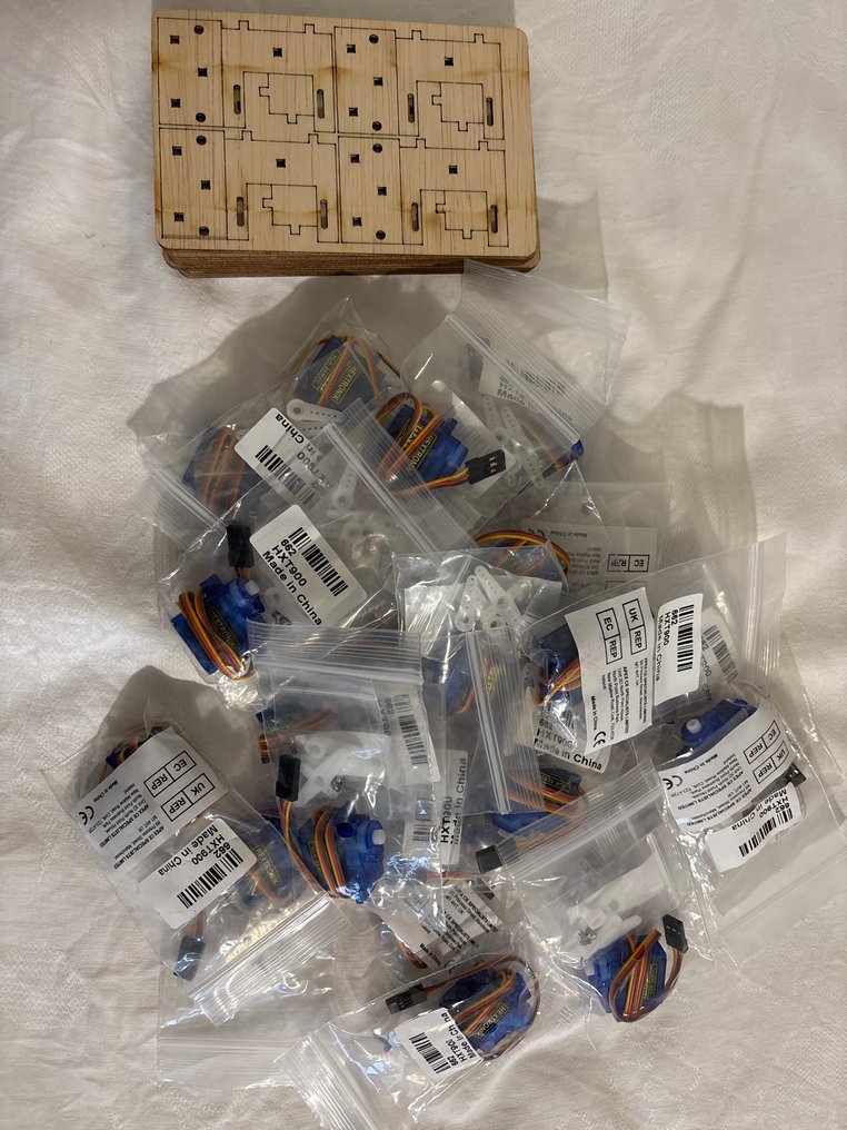 Hextronic H0轨, N轨 - HXT900 - 模型列车控制单元 (24) - 24个Microservo，包括24个伺服支架。 #1.0