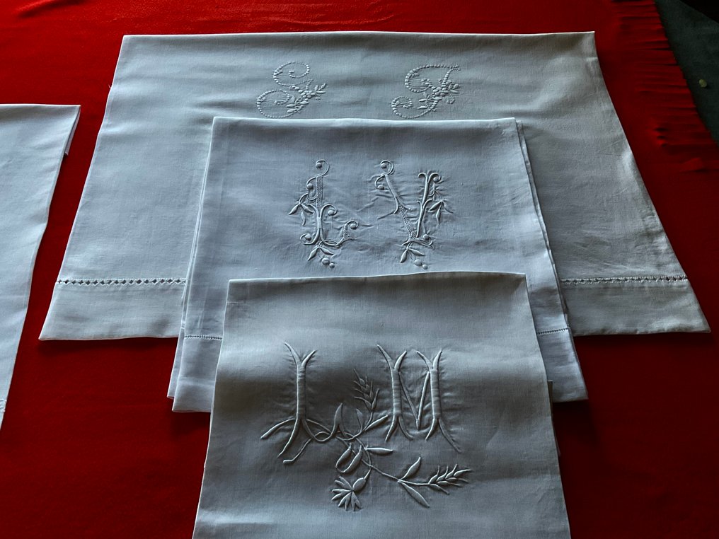 Tidiga 1900-tals sänglinnebitar med initialerna L.M, L.V. och G.F. - Textil - 2.4 m - 0.6 m #4.3
