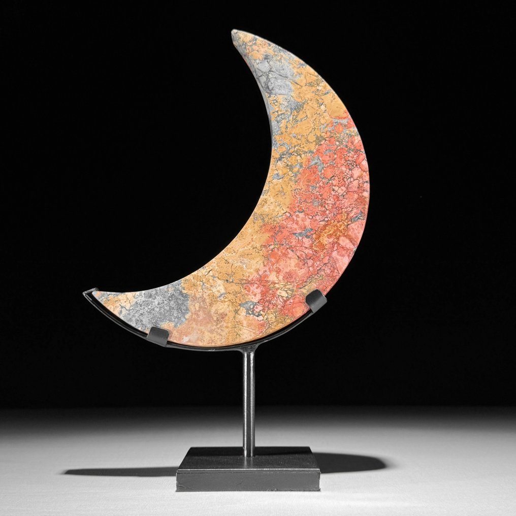 无底价 - 精彩的红色Maligano Jasper 新月形状的，放置在定制支架上 - 高度: 28.5 cm - 闊度: 18 cm- 1500 g - (1) #1.0