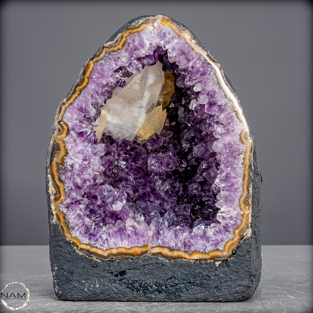 Amethyst-Druse mit seltenem Calcit-Kristall – Ein harmonisches Meisterwerk der Natur- 1626.45 g #1.0