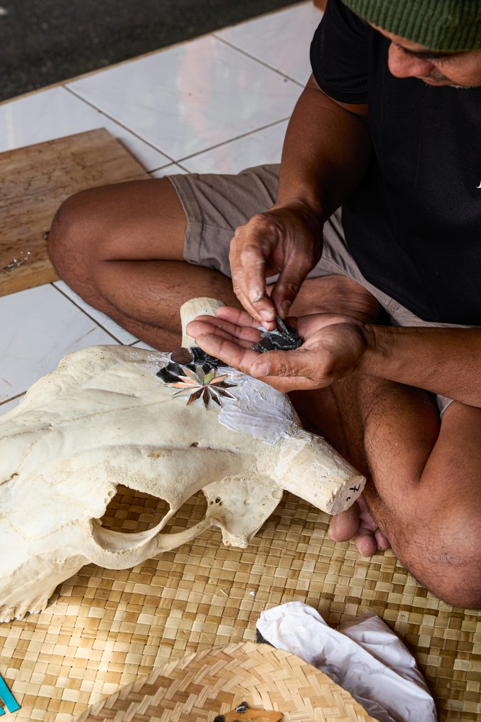 无底价 - 正品大型公牛头骨,配玻璃马赛克镶嵌 - 黑色 頭骨 - Bos Taurus - 56 cm - 61 cm - 18 cm- 非《瀕臨絕種野生動植物國際貿易公約》物種 - (1) #1.0