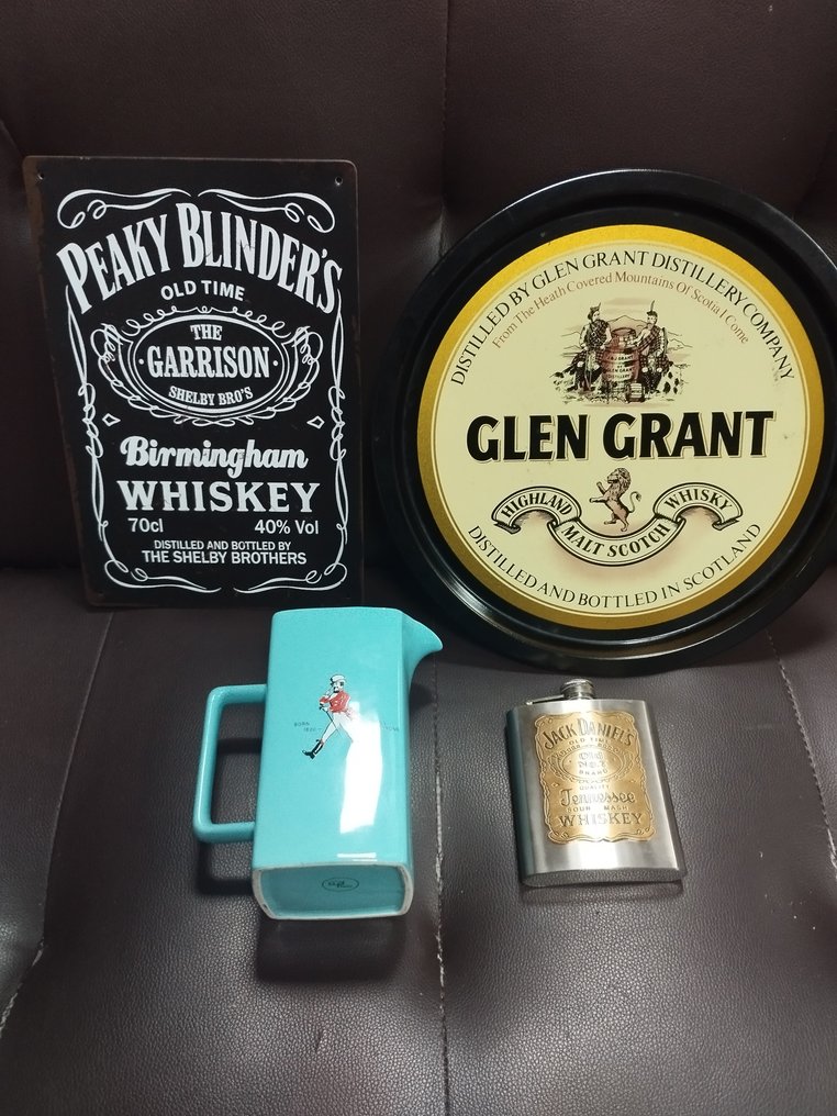 Memorabilia Peaky Blinder's plaque, Jack Daniel's lighter, Glen Grant tray & Johnnie Walker water jug - N/A - 4 bottiglie #1.0