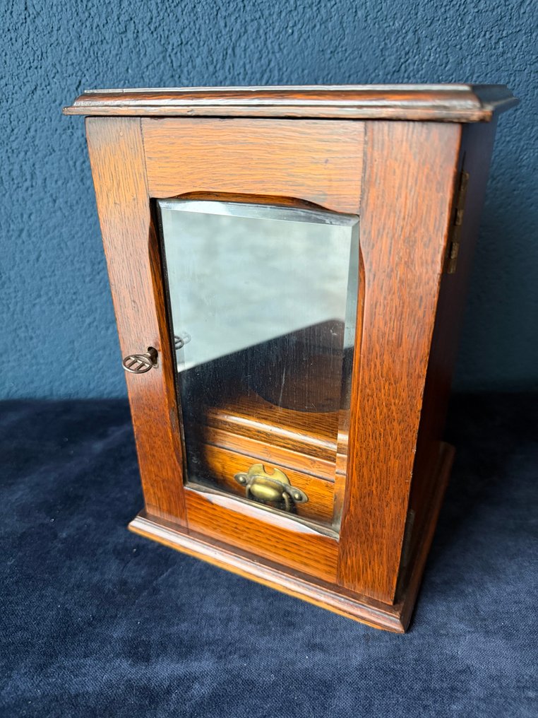 Skab - Bisauté, Egetræ - Egnetræsskab til udstilling #1.0