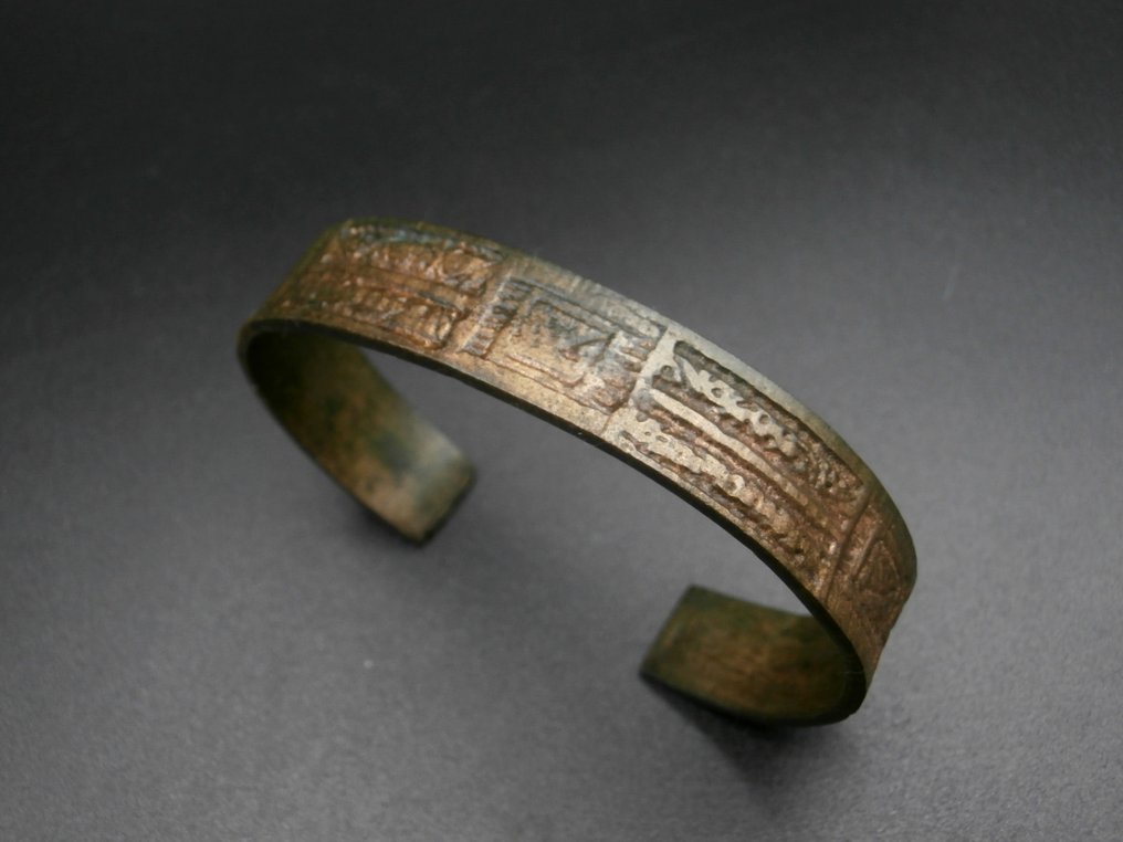 Vikingatiden Mycket vackert bronsarmband med dekoration. #1.0