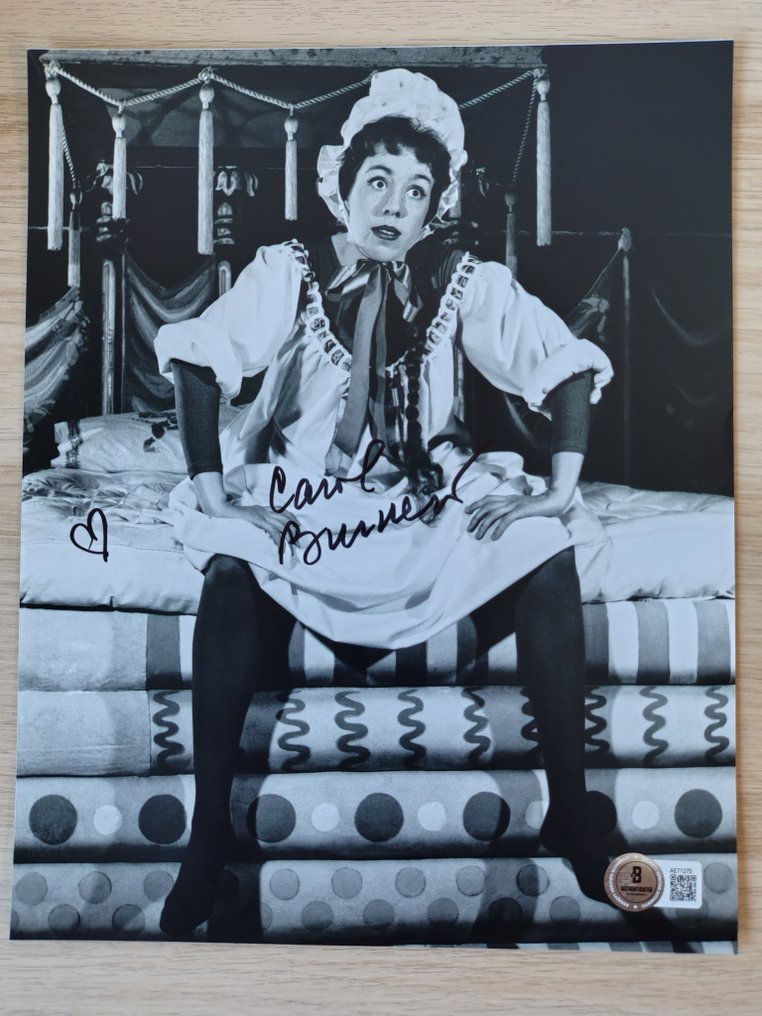 Annie - Carol Burnett (Miss Hannigan) - Autograph, Photo with Beckett COA #1.0