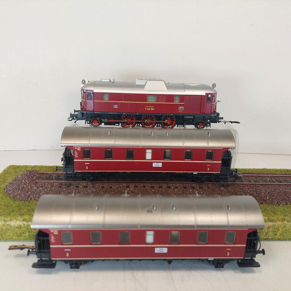 Märklin H0 - 34210 - 模型客運火車套裝 (3) - V 140 001 和 2 节乘客车厢 - DB #1.0