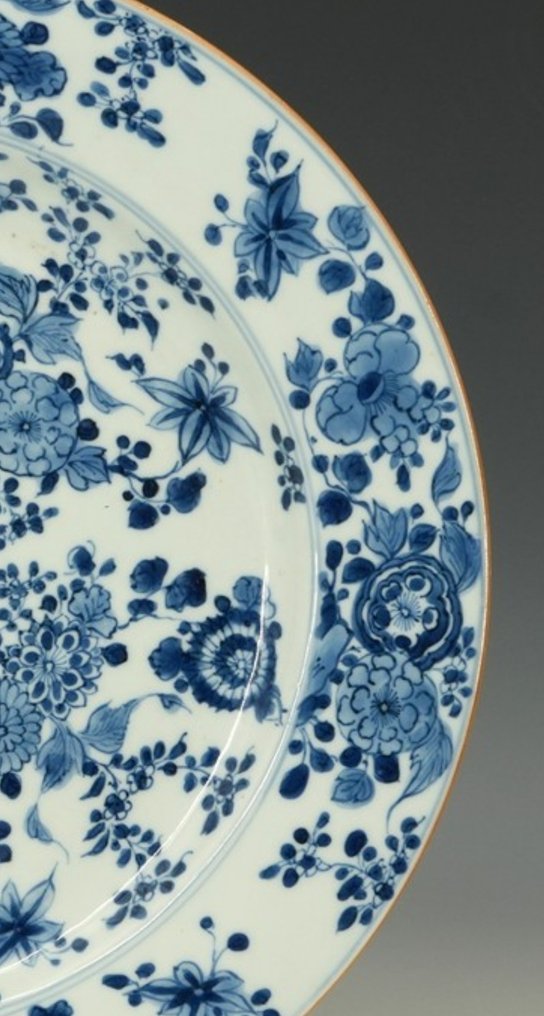 Ένα μεγάλο, πολύ όμορφο, μπλε-λευκό κινέζικο πιάτο πορσελάνης με διακοσμητικό μοτίβο λουλουδιών, - Πορσελάνη - Κίνα - Kangxi (1662-1722) #4.3