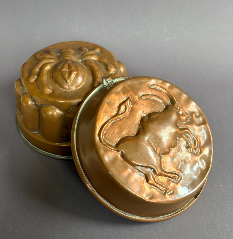 Pai-tallerken (2) - spin en stier - Kobber, Tinn #2.1