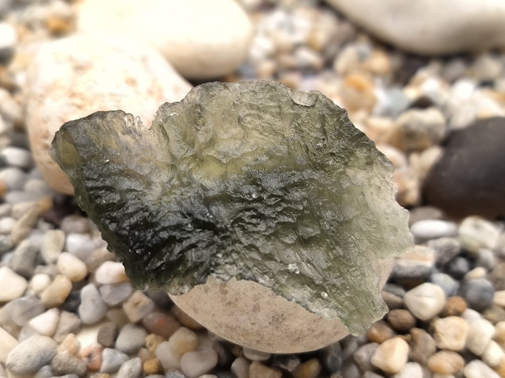 捷克隕石 来自南波希米亚Chlum的莫尔达维特 - 高度: 47 mm - 闊度: 31 mm - 7.3 g - (1) #2.1