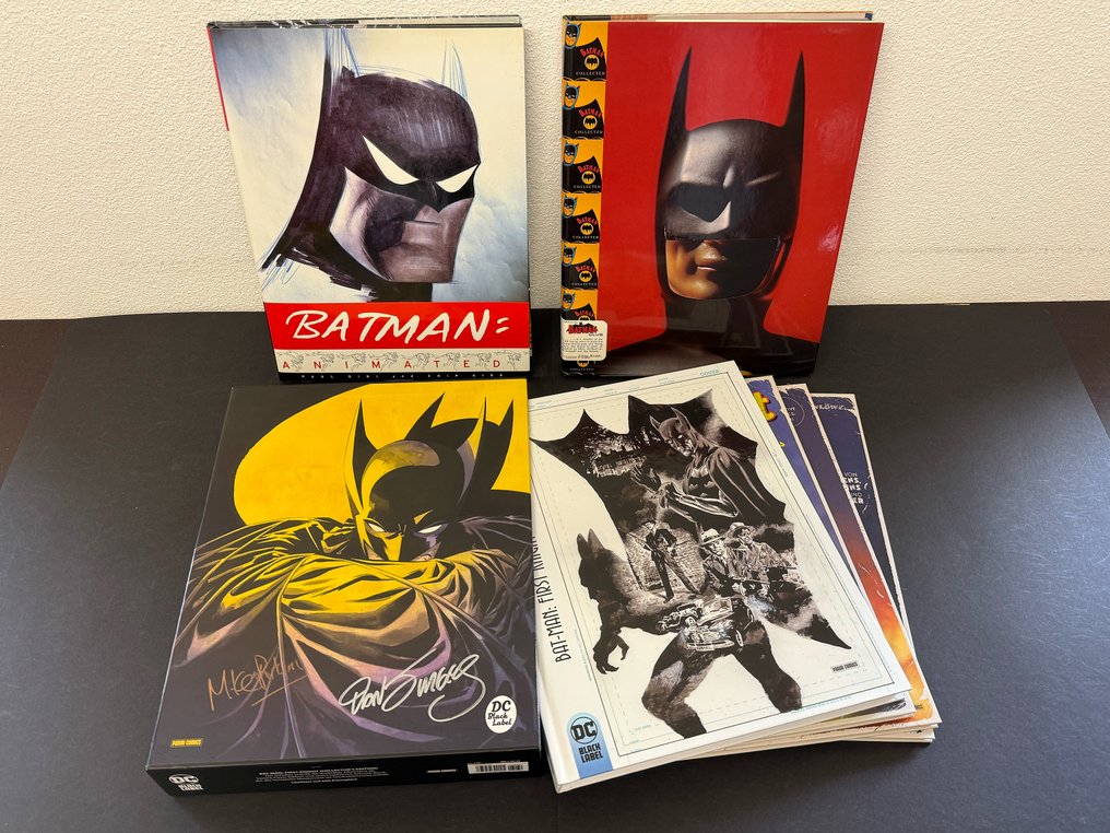 Bat-Man - First Knight signierte Bücher im Schuber - Rare Batman US Artbooks - 4 HC Bücher im Schuber (Lim. 666) mit Trading Cards sign. Mike Perkins und Dan Jurgens - 2 Rare US - 6 Suositut Batman-sarjakuvataiteilijoiden kirjat. #1.0
