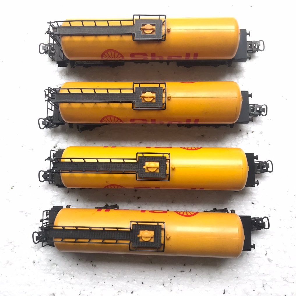 Märklin H0 - 4651 - Τρένο μοντελισμού (4) - Σετ τεσσάρων βαγονιών καυσίμων, εκ των οποίων ένα σε αυθεντικό κουτί. - DB Cargo #1.0