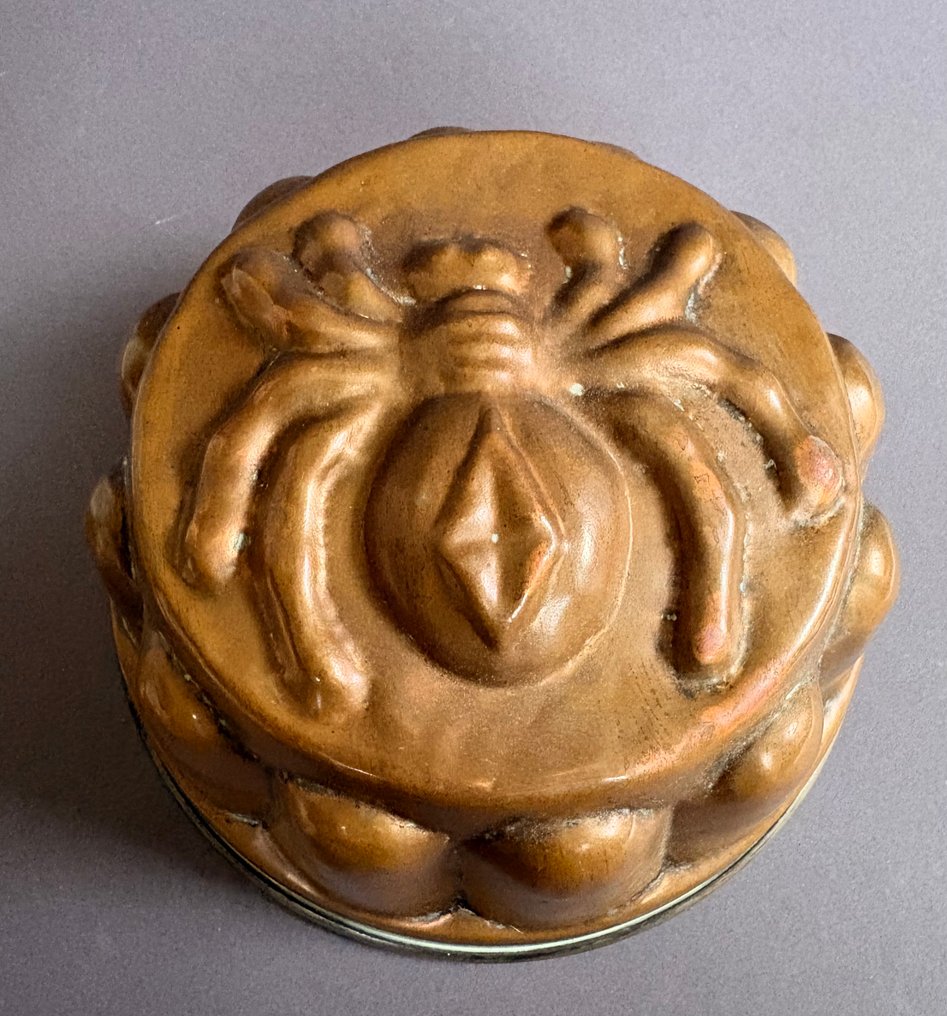 Pai-tallerken (2) - spin en stier - Kobber, Tinn #3.2