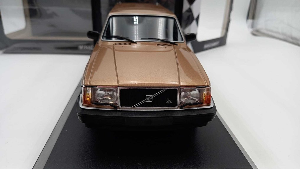 Minichamps 1:18 - Modellbil - Volvo 240 GL Break 1986 - (cod.37) #1.0