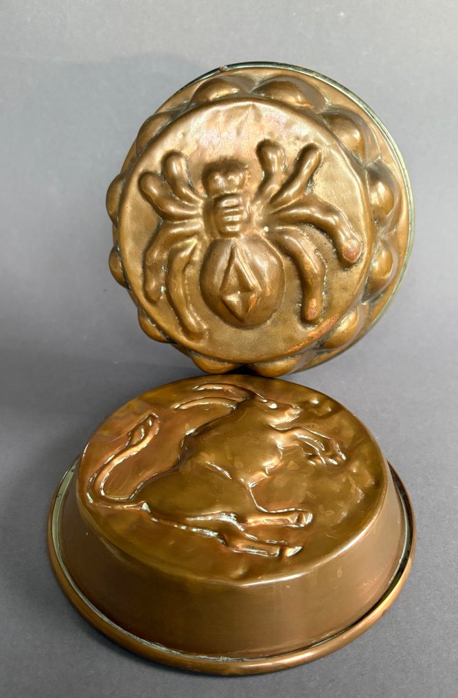 Pai-tallerken (2) - spin en stier - Kobber, Tinn #1.0