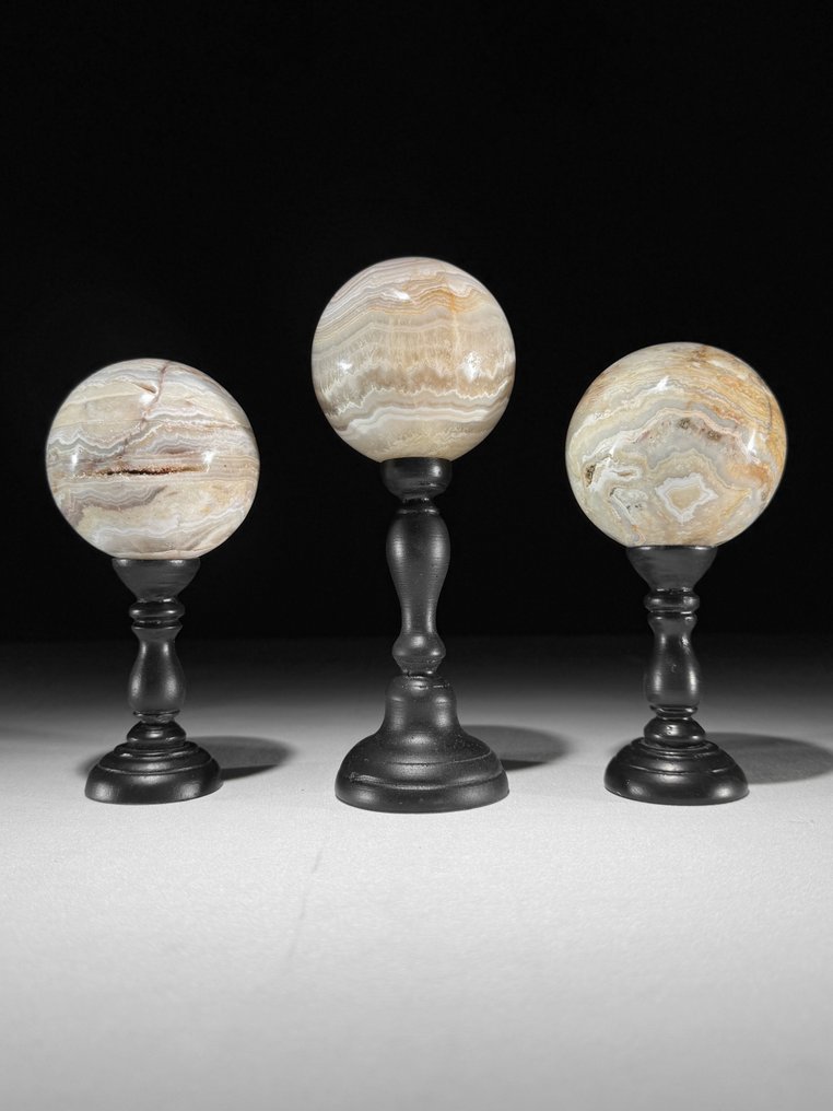 Ingen minstepris - Fint sett med 3 lace agate. Kuler på tilpassede stativer- 1800 g - (3) #1.0