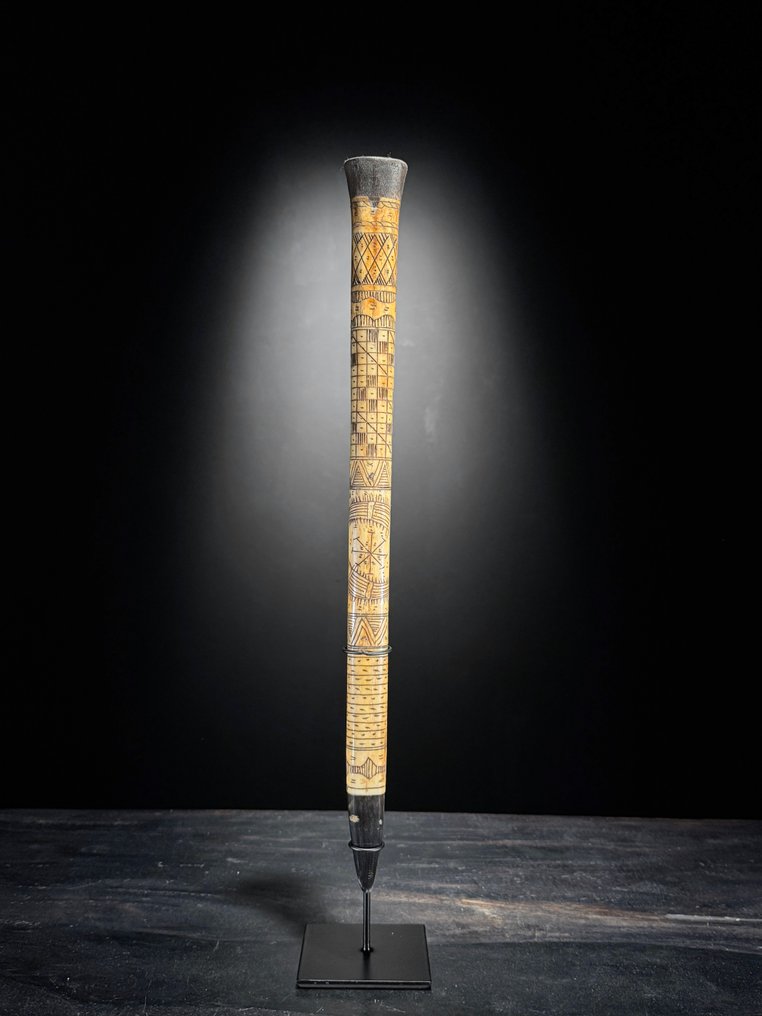 无底价 - 精美的苏门答腊骨制日历,配有定制底座。 骨頭 - Bovine - 50 cm - 8 cm - 8 cm- 非《瀕臨絕種野生動植物國際貿易公約》物種 - (1) #2.1