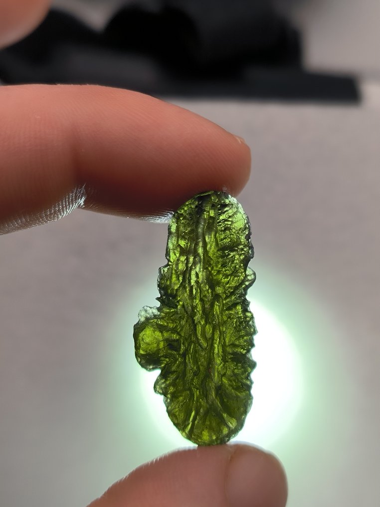 Moldavite de Chlum, Sul da Boêmia - Altura: 35 mm - Largura: 17 mm - 4.4 g #3.2