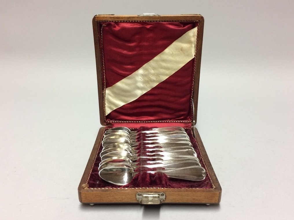 Set tacâmuri (12) - Twelve silver dessert spoons in original case. #1.0