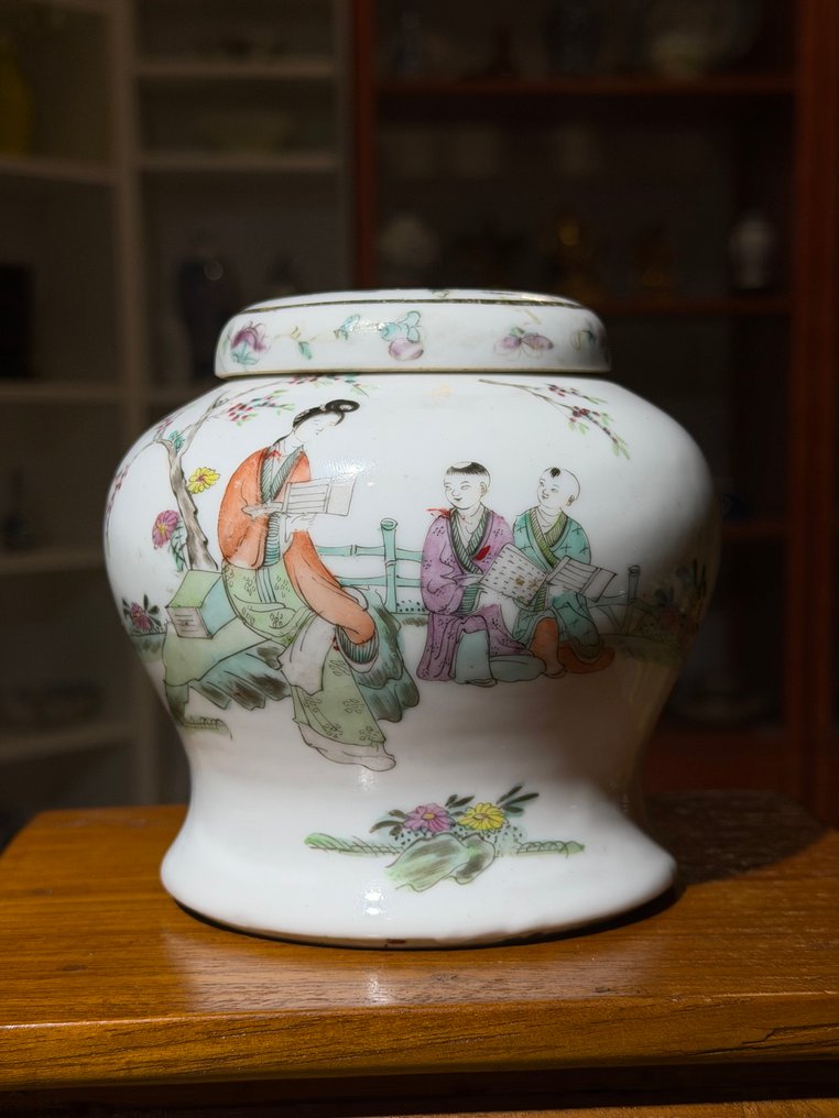 Qiangjiang Color Covered Jar - 浅降彩三娘教子纹罐 - 瓷器 - 中國 - 20世紀初 #1.0