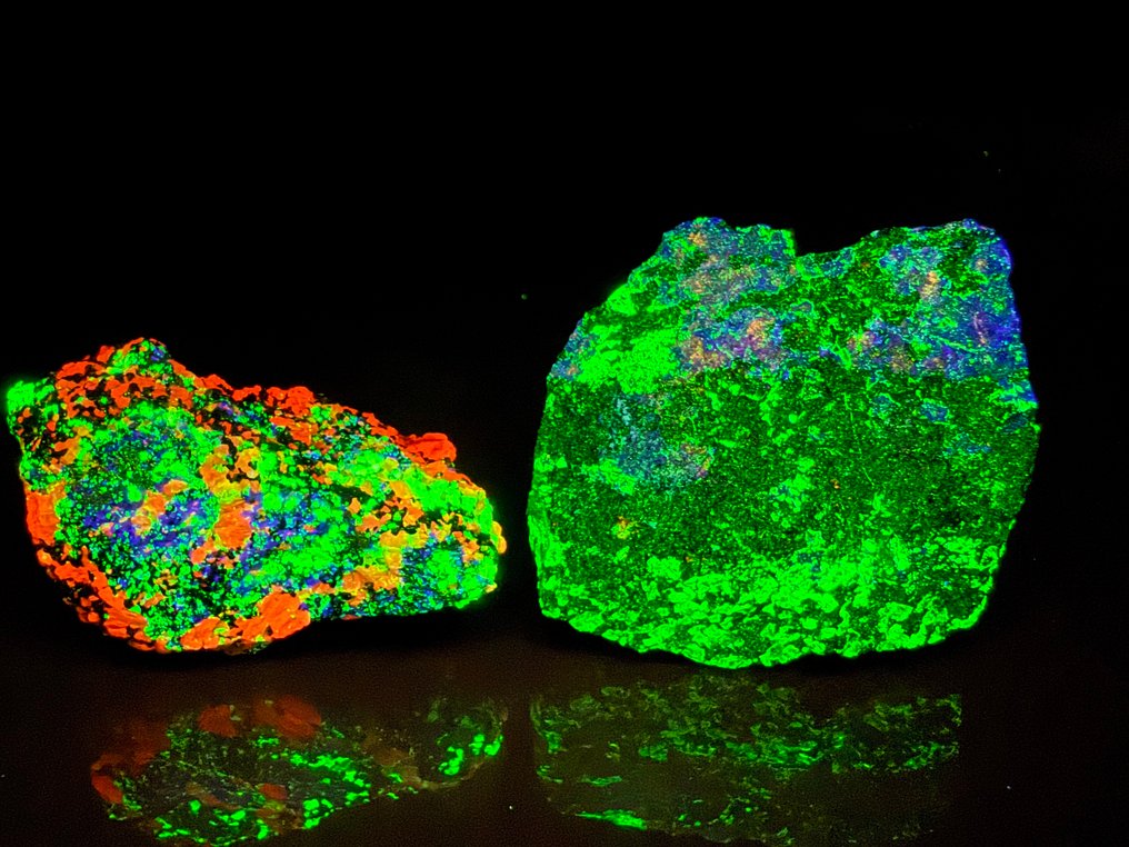 Great combination of bright hardystonite, clinohedrite, willemite and calcite. Fluorescent- 163 g #1.0