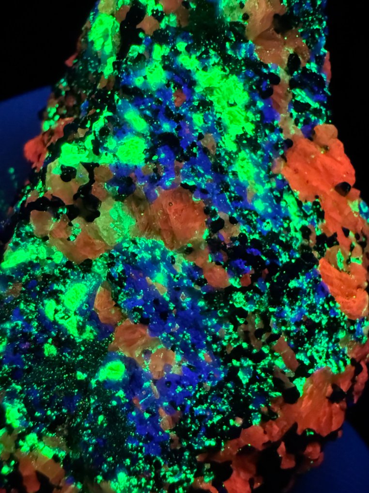 Great combination of bright hardystonite, clinohedrite, willemite and calcite. Fluorescent- 163 g #1.0