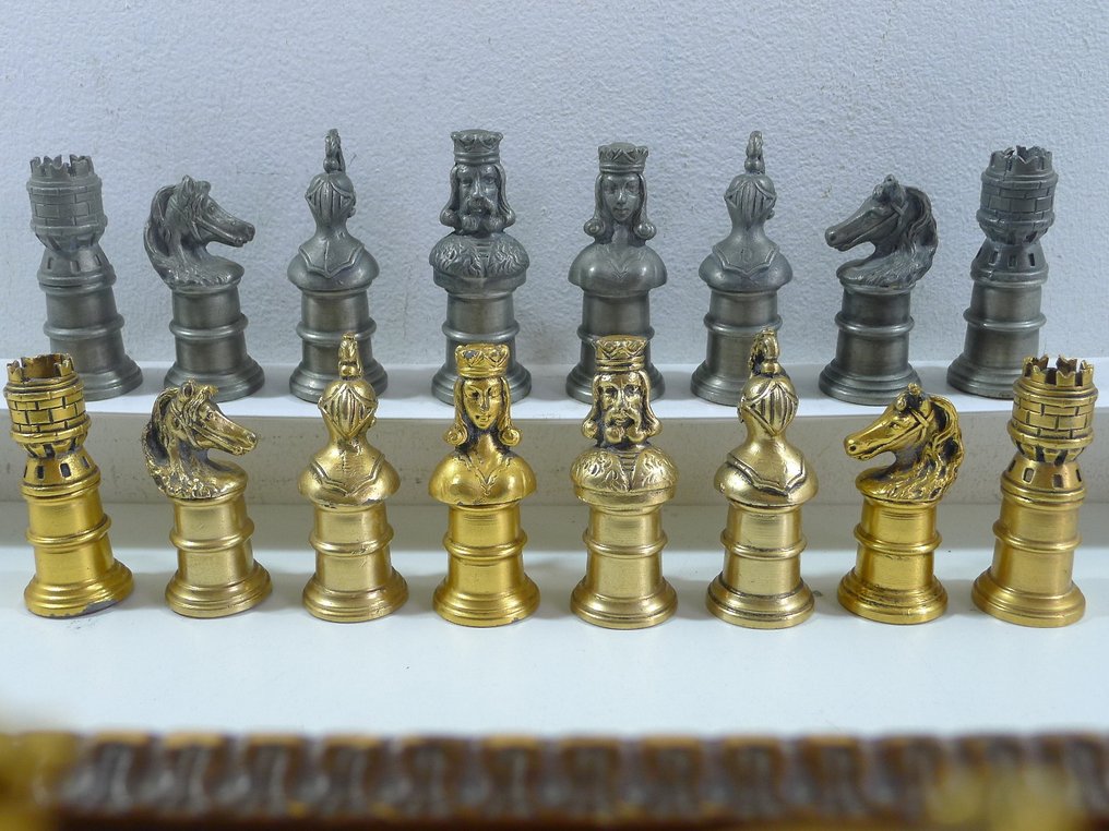 Jeu d'échecs en étain et bronze avec échiquier coffret de rangement King 90 mm - Chess set - tin and gilded bronze #2.1
