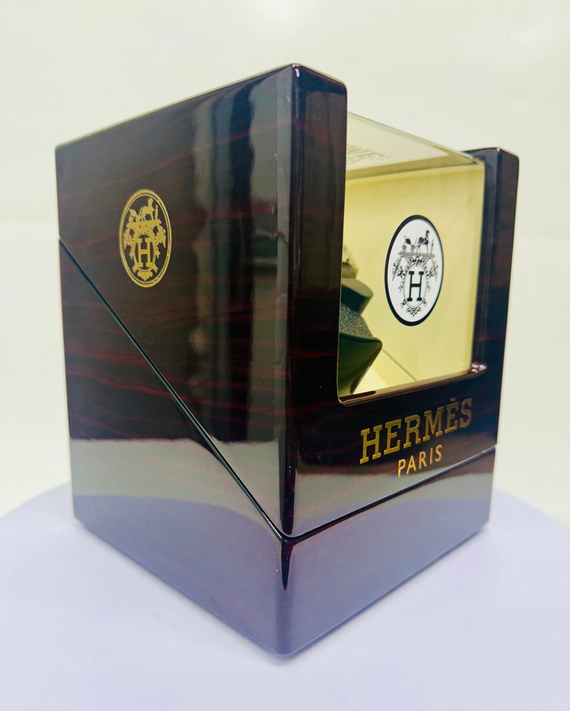 Vanessa Fodera (1981) - «TIME IS MONEY » ART & TIME (watch winder XXL automatic) #3.2