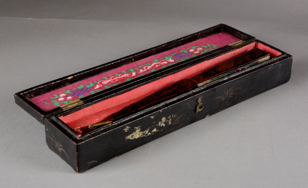 Κινέζικο διπλωμένο φανέ 'One Thousand Faces' με αυθεντικό χρυσό κουτί (2) - Χωρίς ελάχιστη τιμή - Βερνικωμένο και χρυσωμένο μπαμπού, χαρτί, πορσελάνη, μετάξι. - Κίνα - Δυναστεία Qing (大清), περίοδος Daoguang (1820-50, 道光), μέσα στον 19ο αιώνα. #2.1