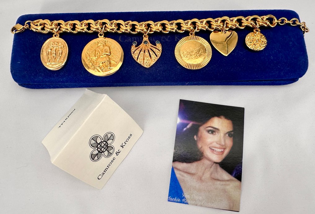Camrose & Kross - Βραχιόλι με charms Jacqueline Kennedy JBK – Επιχρυσωμένο - Βραχιόλι #1.0